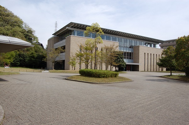なつかしく温かい第二の故郷 母校の図書館へ_e0071324_08395757.jpg