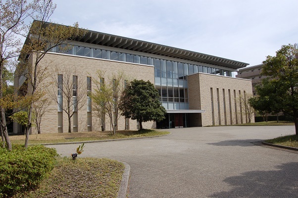 なつかしく温かい第二の故郷 母校の図書館へ_e0071324_08402087.jpg