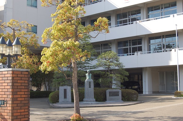 なつかしく温かい第二の故郷 母校の図書館へ_e0071324_08405190.jpg