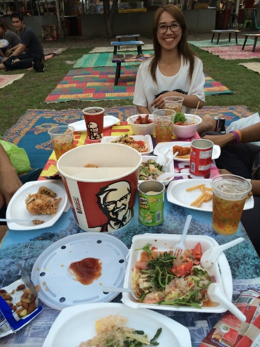タイの”big C”の植え込みで食事会_b0100062_2344448.jpg