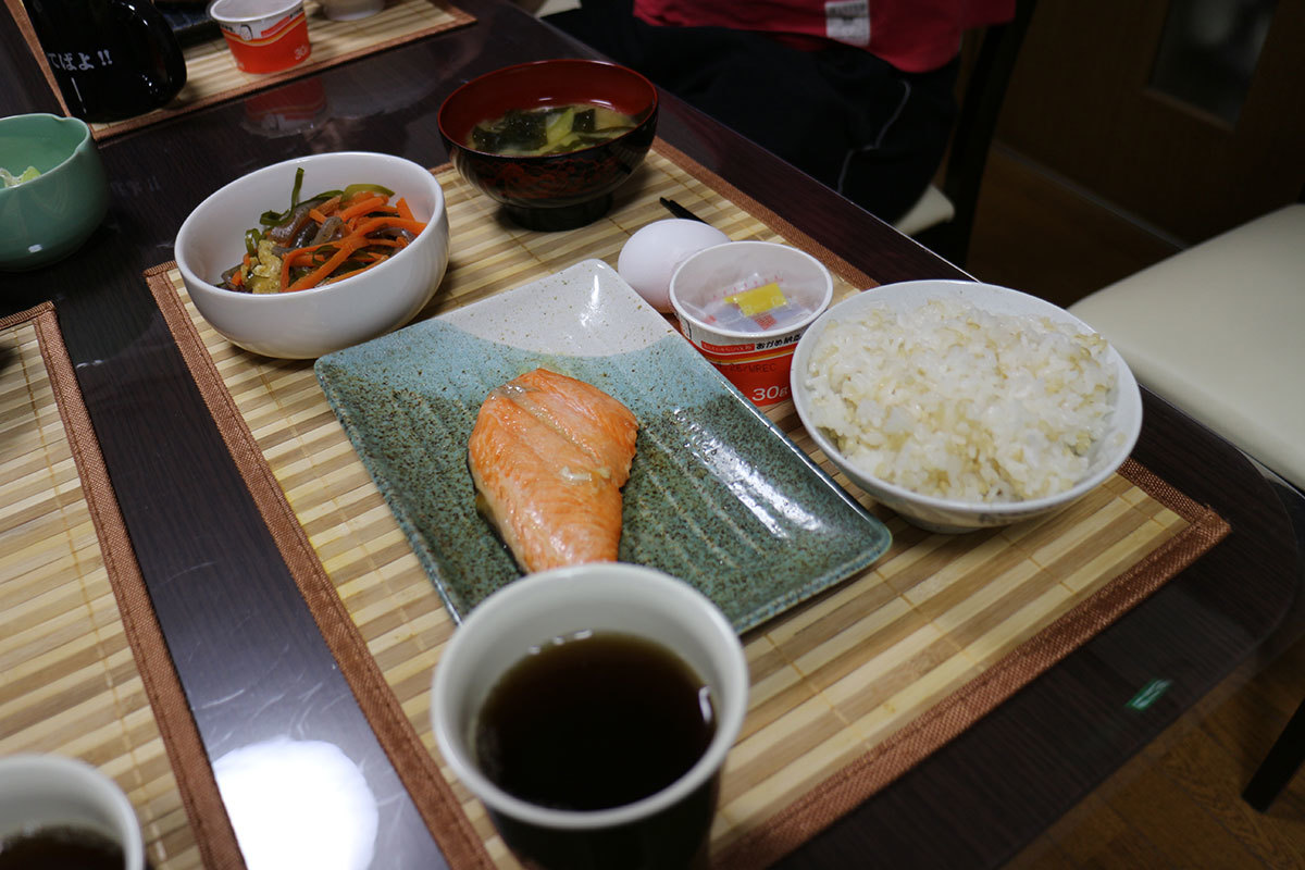 夜・鮭のバター醤油焼き、ひじきの煮物、味噌汁、ご飯_c0357519_22055873.jpg