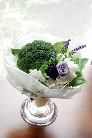ブルーグリーンの紫陽花と紫ローズの個性的なクラッチブーケ!_a0136507_21434481.jpg