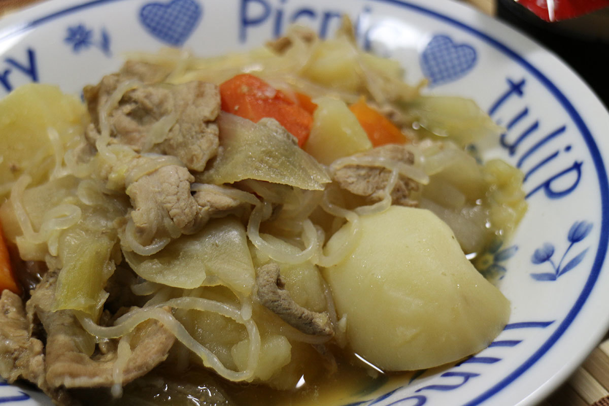 夜・肉じゃが、フライドチキン、マカロニサラダ、すき焼きご飯、わかめスープ、デザート_c0357519_21102525.jpg