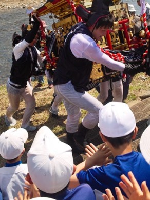 オクヤマのヤマザクラと養父神社のお走り祭り・・・itiの養父駅前より_d0005250_1835430.jpg