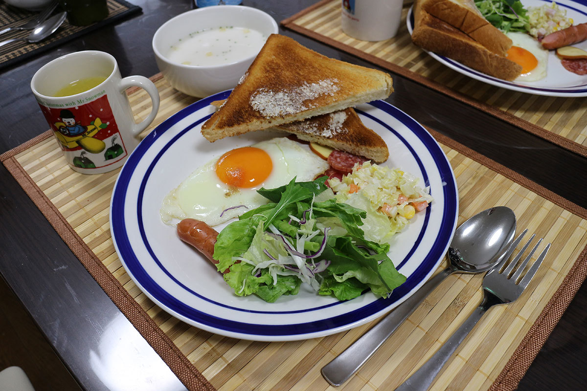 朝 トースト 目玉焼き ベーコン ウィンナー コールスローサラダ じゃがいものポタージュ オレンジジュース チーズ 今日の献立 朝 トースト 目玉焼き ベーコン ウィンナー コールスローサラダ じゃがいものポタージュ オレンジジュース チーズ 今日の献立