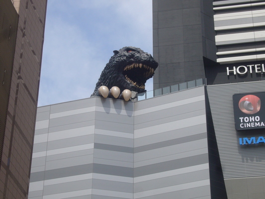 新宿歌舞伎町 新宿コマ劇場跡に実物大の ゴジラヘッド 登場 杉並区松ノ木ウエルシア薬局近く キミはボクを見たかい 4 新宿歌舞伎町 新宿コマ劇場跡に実物大の ゴジラヘッド 登場 杉並区松ノ木ウエルシア薬局近く キミはボクを見たかい 4
