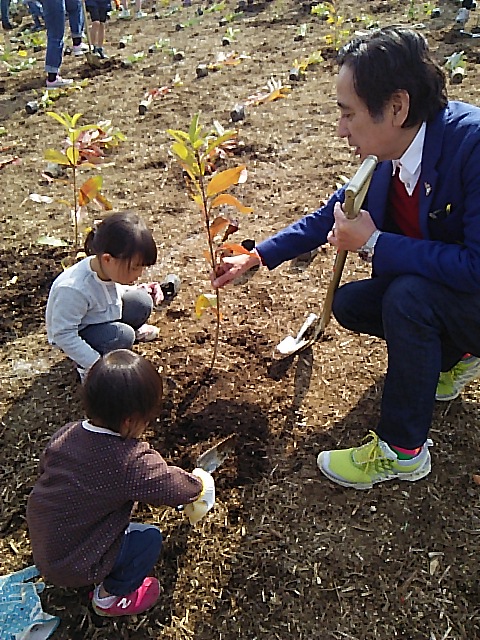 「植樹体験」/文:ルー大柴_a0083222_18514492.jpg