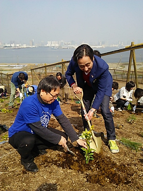 「植樹体験」/文:ルー大柴_a0083222_18515100.jpg