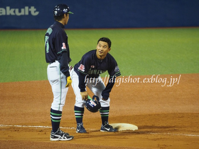 4/19神宮観戦　延長12回上田剛史選手、敵失サヨナラ打＆お立ち台フォト_e0222575_1453214.jpg