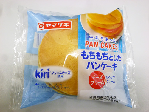 【菓子パン】牛乳を使ったPANCAKESもちもちとしたパンケーキ チーズクリーム＆ホイップクリーム＠ヤマザキ_c0152767_204899.jpg