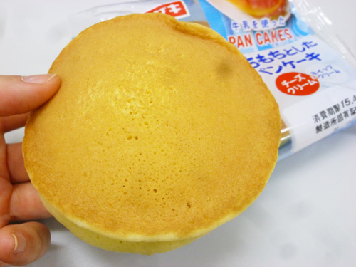 【菓子パン】牛乳を使ったPANCAKESもちもちとしたパンケーキ チーズクリーム＆ホイップクリーム＠ヤマザキ_c0152767_207059.jpg