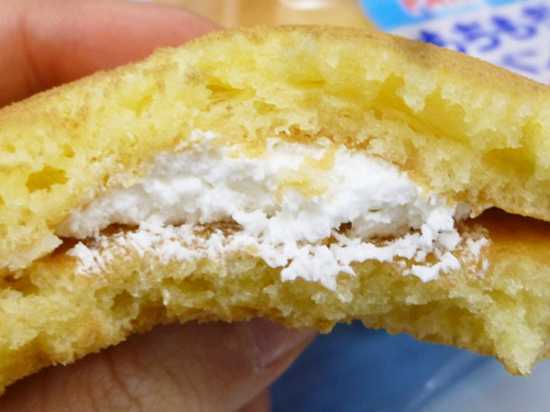 【菓子パン】牛乳を使ったPANCAKESもちもちとしたパンケーキ チーズクリーム&ホイップクリーム@ヤマザキ_c0152767_2073415.jpg