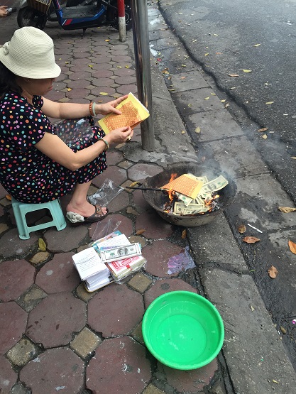 ベトナムではお金を燃やす Essen Essen