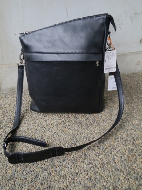 GW に向けて・・・好いLEATHER SHOULDER BAG 。。。By NUDIE JEANS_d0152280_1565058.jpg