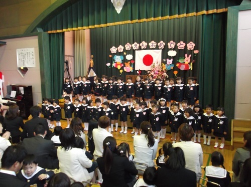 幼稚園生活がはじまりました。_c0352707_13120289.jpg