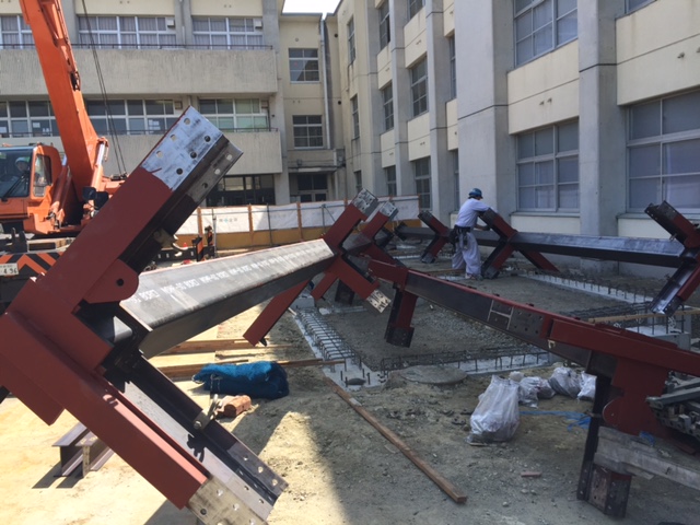 学校な場所での鉄骨建方_a0326106_10335419.jpg