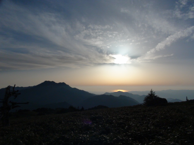 石鎚山系の瓶が森から見た雲海と入日まで…2015/4/26_f0231709_14244383.jpg