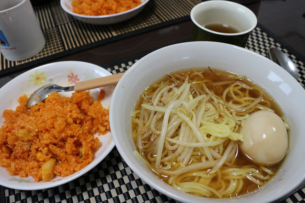 昼・醤油ラーメン、チキンライス_c0357519_13300285.jpg