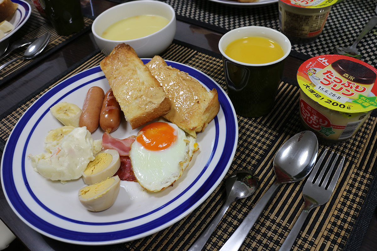 朝 目玉焼き ベーコン ウィンナー トースト スープ オレンジジュース デザート 今日の献立 朝 目玉焼き ベーコン ウィンナー トースト スープ オレンジジュース デザート 今日の献立