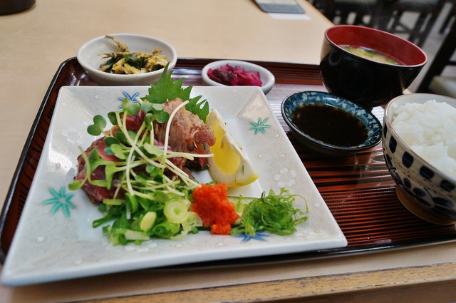 ～大阪中央卸売市場でマグロのほほ肉のたたきをいただく～　　お食事処 大輝_b0063958_19423549.jpg