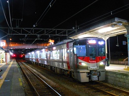 夜の227系@安浦駅_e0175370_9344266.jpg