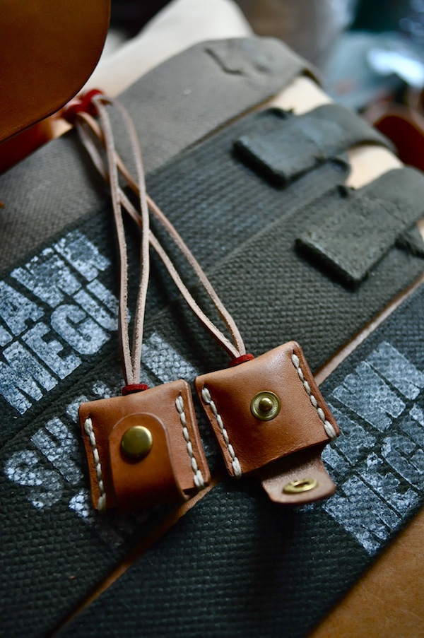 leather locket_b0172633_18531729.jpg