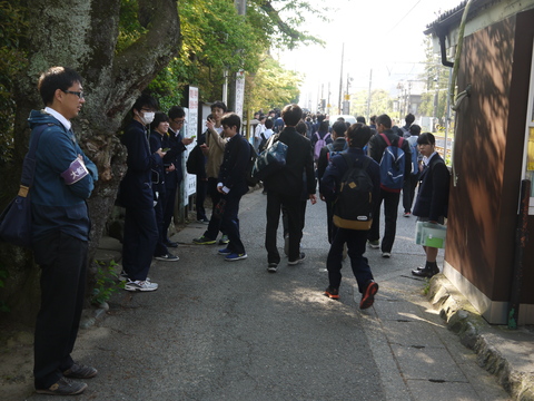 初日の通勤・通学の混乱回避：北鎌倉緑の洞門通行禁止_c0014967_10121967.jpg