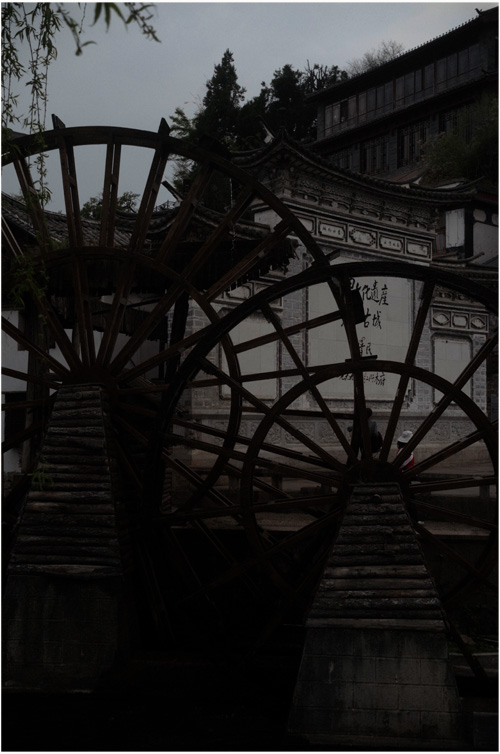 592.12 ホロゴントラベル19「2015年3月24日スピードパンクロは麗江の町で」12　なにかと顔に_c0168172_23121034.jpg