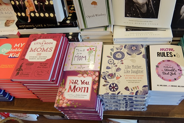 ニューヨークの本屋さんで見かけた「母の日」関連本コーナー_b0007805_0501060.jpg