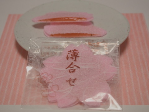 桜の卍最中と桜の薄合せ:開雲堂(弘前市)_b0147224_21437.jpg