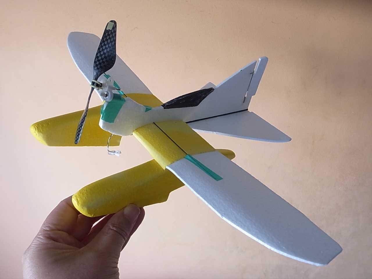 飛ぶが走らない飛行機のおかげで_d0067943_2142564.jpg