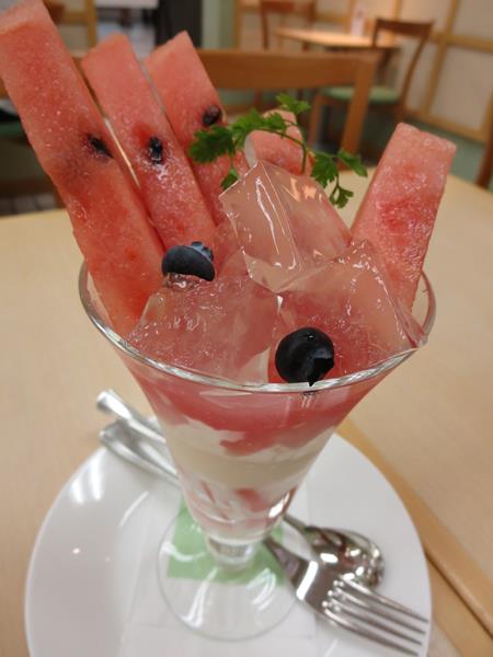 【GW限定】VSすいかのパフェ【千疋屋総本店港南台】_c0042960_1551878.jpg