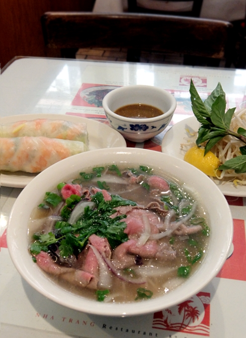 NY No1のベトナム料理レストラン、Nha Trang Oneのミディアムレア牛肉のフォー_b0007805_657579.jpg