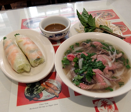 NY No1のベトナム料理レストラン、Nha Trang Oneのミディアムレア牛肉のフォー_b0007805_6592521.jpg