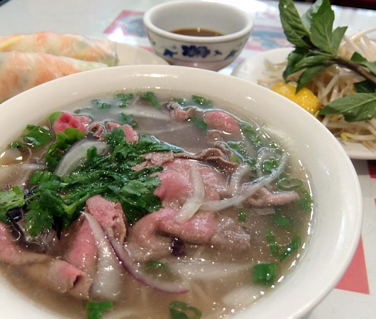 NY No1のベトナム料理レストラン、Nha Trang Oneのミディアムレア牛肉のフォー_b0007805_70453.jpg