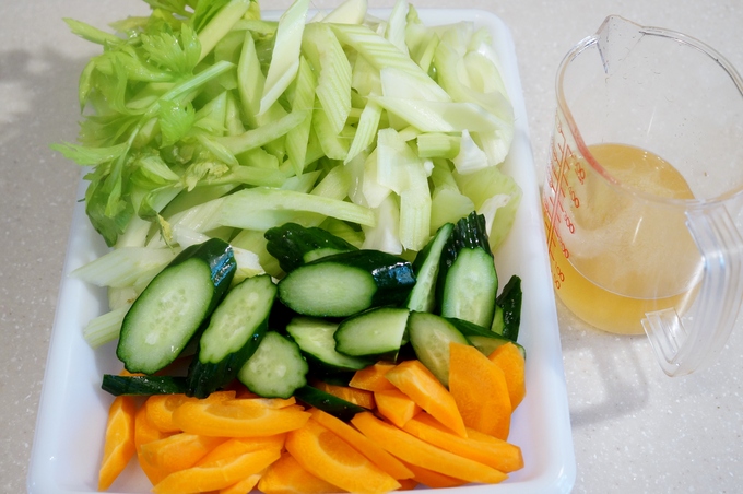 ＧＷ　５月１日の続編おつまみで【②竹の子とお野菜の甘辛煮／③簡単！セロリの酢漬け】です♪_b0033423_22523886.jpg