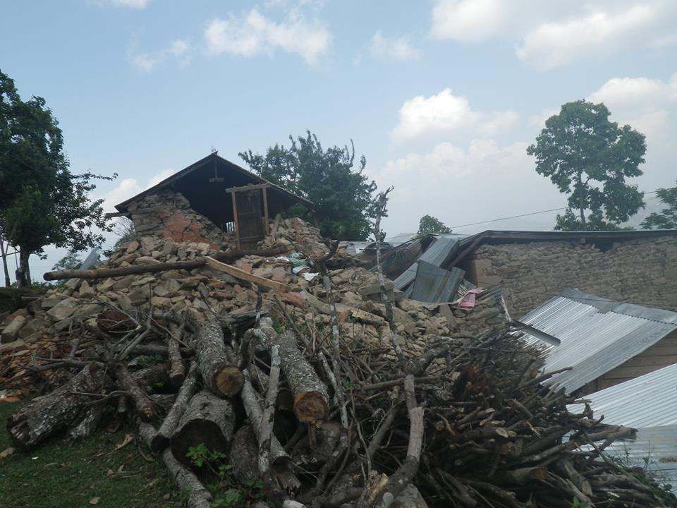 震源地に近い、ゴルカから送られてきた写真です_e0155231_18522228.jpg