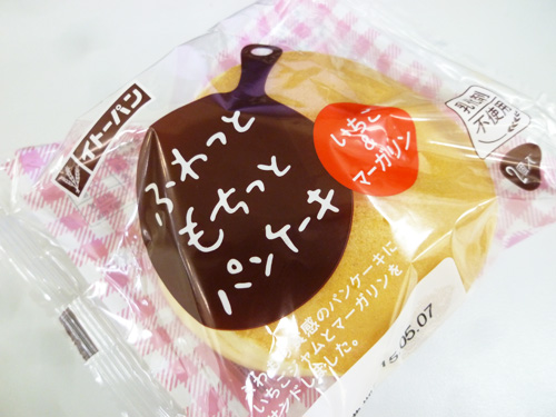 【菓子パン】ふわっともちっとパンケーキ いちご&マーガリン@イトーパン_c0152767_22235146.jpg
