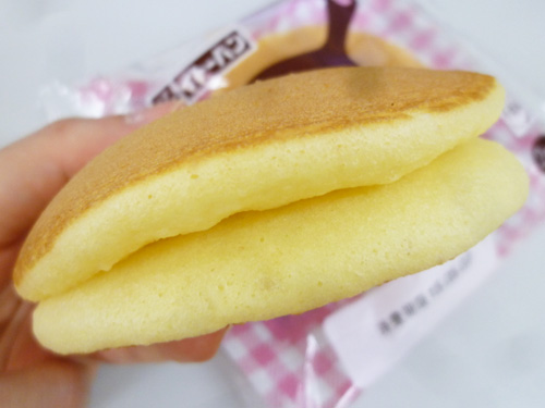 【菓子パン】ふわっともちっとパンケーキ いちご&マーガリン@イトーパン_c0152767_22244066.jpg