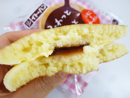 【菓子パン】ふわっともちっとパンケーキ いちご&マーガリン@イトーパン_c0152767_22253567.jpg