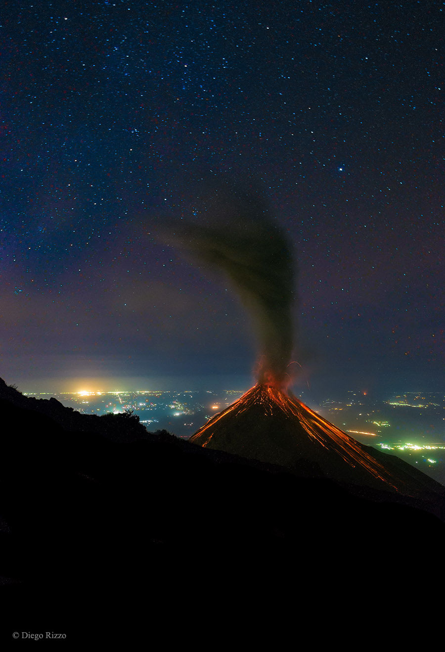 グアテマラのフエゴ火山の噴火と満天の星空 秘密の世界 The Secret World