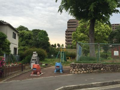 公園を超えて、大通りを渡ると、そこに_b0185359_1746224.jpg