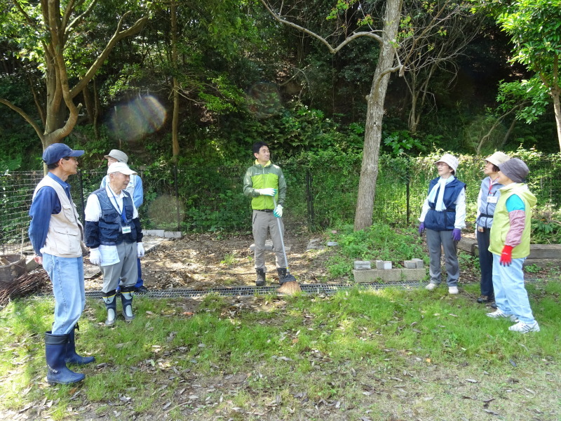 ヘビやムカデと闘いながらの作業　in　うみべの森_c0108460_22493494.jpg