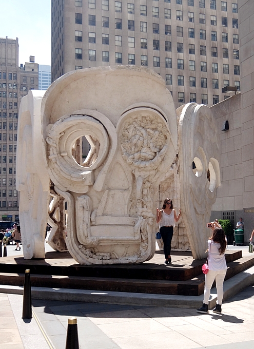 ロックフェラー・センターに巨大なマスクのアート登場中、\"Masks (Pentagon)\" by Thomas Houseago_b0007805_9555450.jpg