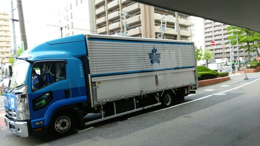横浜ベイスターズのトラック_b0237229_06241895.jpg