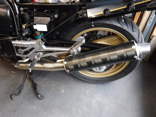 GPZ900R・・・フロントフォークでフィニッシュ GPZ900R・・・フロントフォークでフィニッシュ