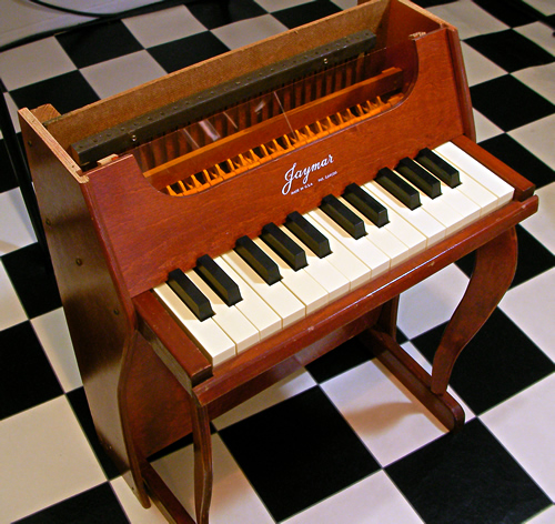 Jaymar 25 Keys Toy Piano_e0045459_1642724.jpg