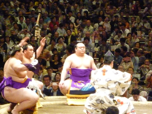 国技館 平成27年5月場所 横綱・白鵬☆ 初日☆ 無念の黒星 ☆..。.゚。*・。☆_a0053662_011195.jpg
