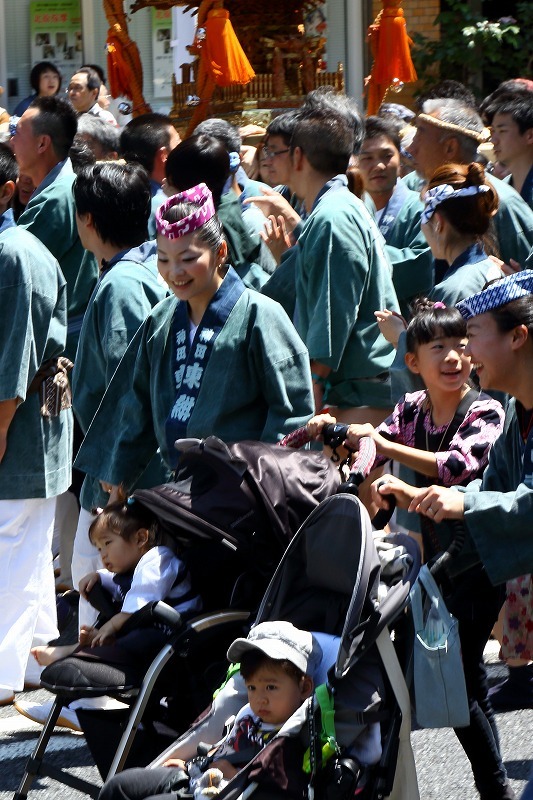 江戸三大祭りの一つ神田祭の「神輿宮入」は、子供も、女性も参加します_b0291402_08381493.jpg