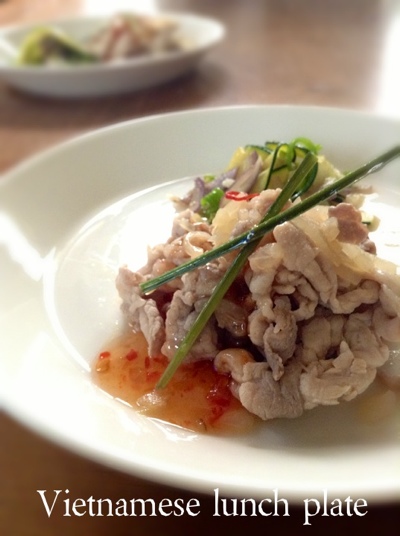 白いご飯にあう ベトナム風豚肉のレモングラス炒め と ズッキーニの Plat Du Jour